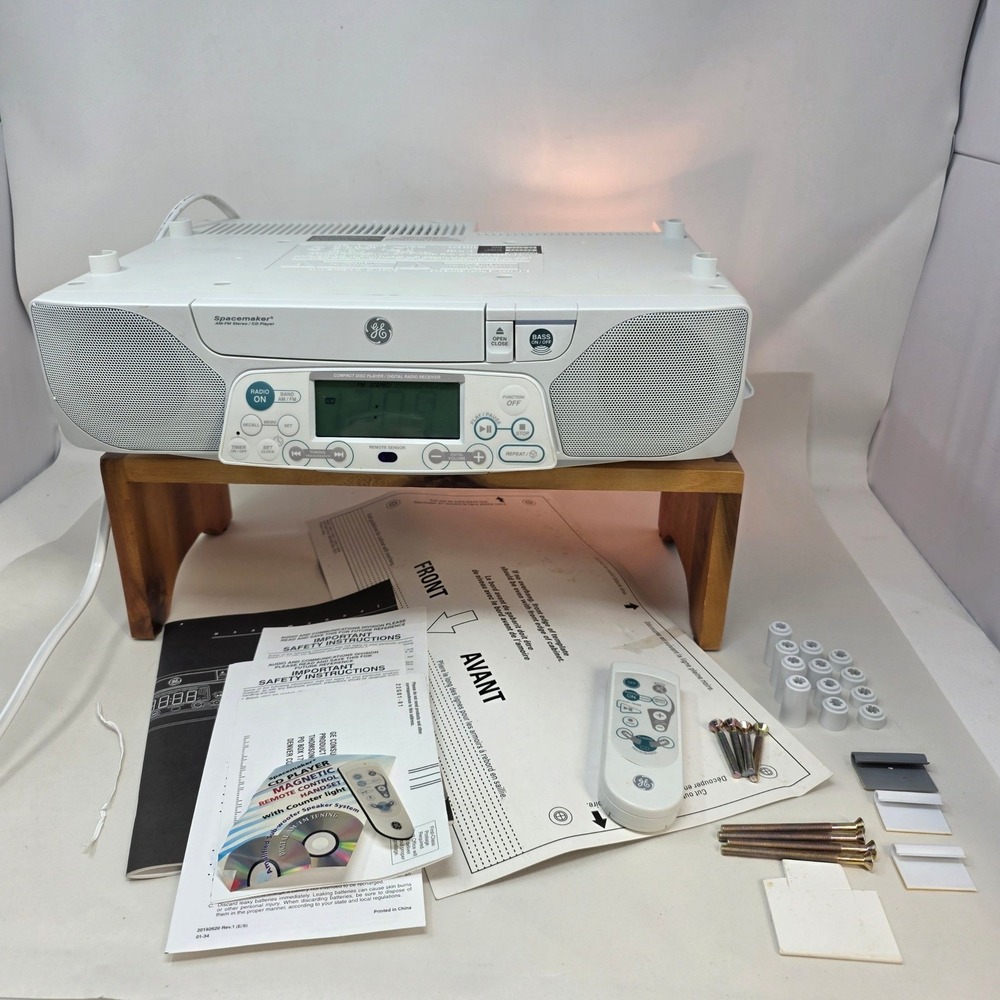 GE Spacemaker CD Player Radio Under Cabinet 7-5290 w/ Light White Mounting Kit
